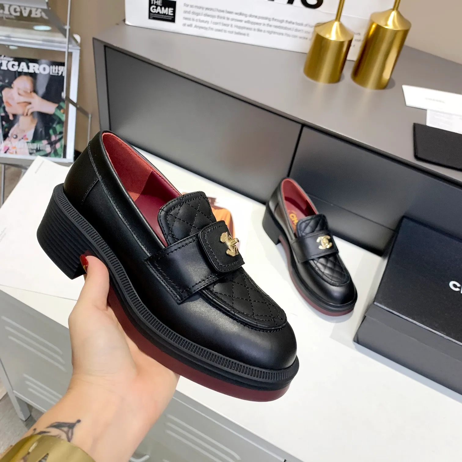 👟👟Ex-factory price 480👟👟 Women's shoe factory Chanel's 2023 new autumn and winter style, this year's most popular loafers, the one that Xiaohongshu is crazy about growing grass, the school bag buttons are super beautiful, the shoe shape is versatile, the heel height is 5cm, and it is an absolute long-leg artifact! Classic black, bought at yyds counter for 8100! ! The counter is made of original customized calfskin, two-color T👟👟 ex-factory price U outsole, and original molded hardware buckle. Code number 35-40 (40 41 customized, non-returnable)